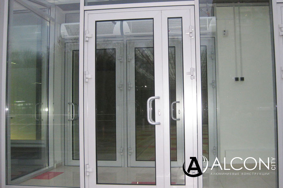 Двери алюминиевые со стеклом в Барнауле